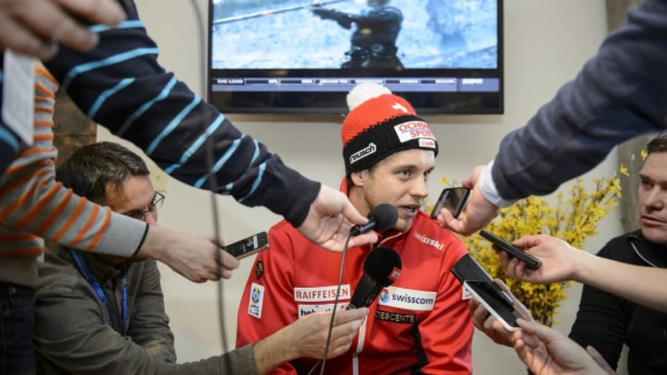 Skifahrer Mauro Caviezel belagert von Journalisten.