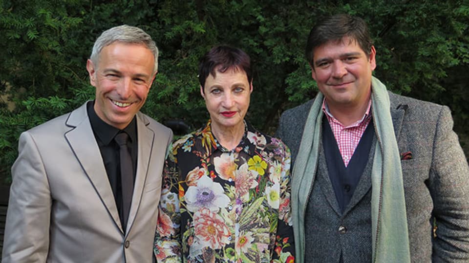 «Persönlich»-Gastgeber Dani Fohrler mit Hortensia von Roda und Martin Jenni.