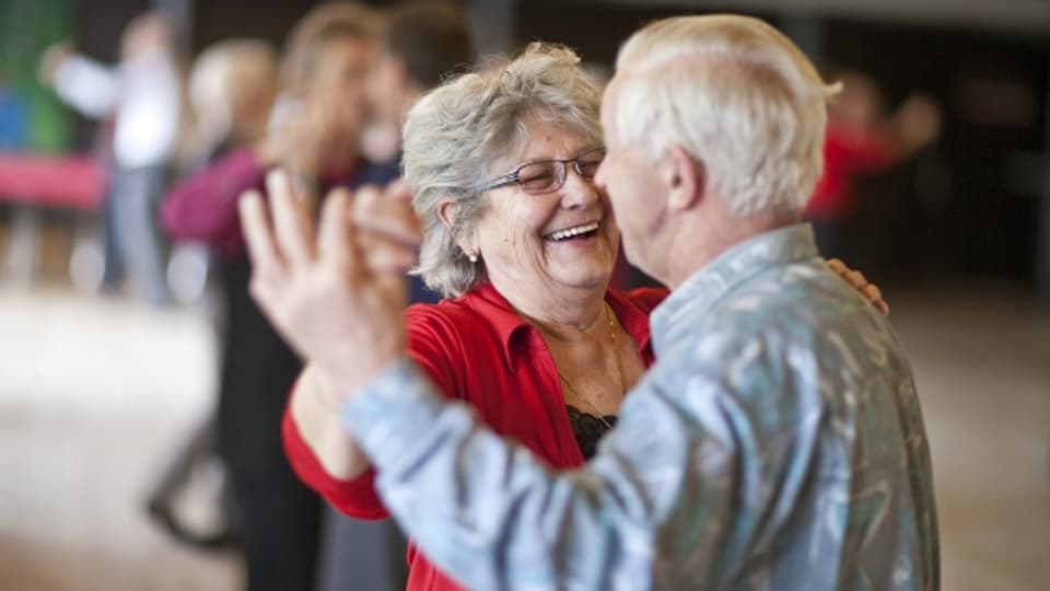 Viele ältere Menschen gehen das Leben nach der Pensionierung nochmals schwungvoll an.