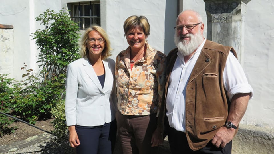 Moderatorin Sonja Hasler (links) mit Claudia Schmid und Sepp Ambauen.