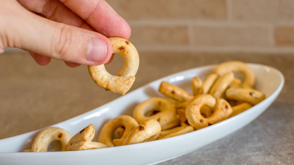 Ganz einfach: Für die Taralli braucht es nur Mehl, Salz, Weisswein und Olivenöl.