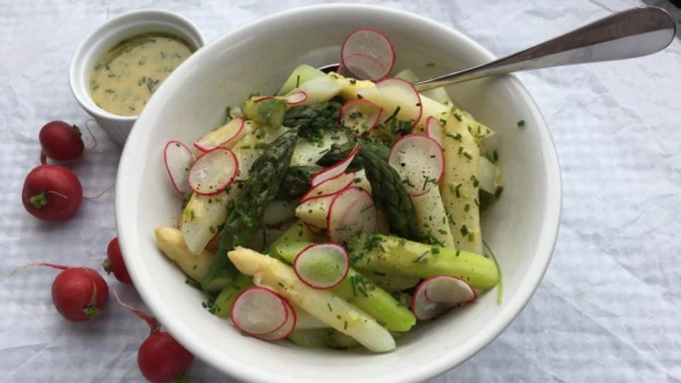 Frühlingssalat aus weissem und grünem Spargel, Kohlrabi, Radieschen und Schnittlauch.