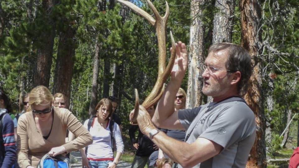 Tourenguide Martin Schmutz mit Gästen an seinem Arbeitsplatz, dem Nationalpark.