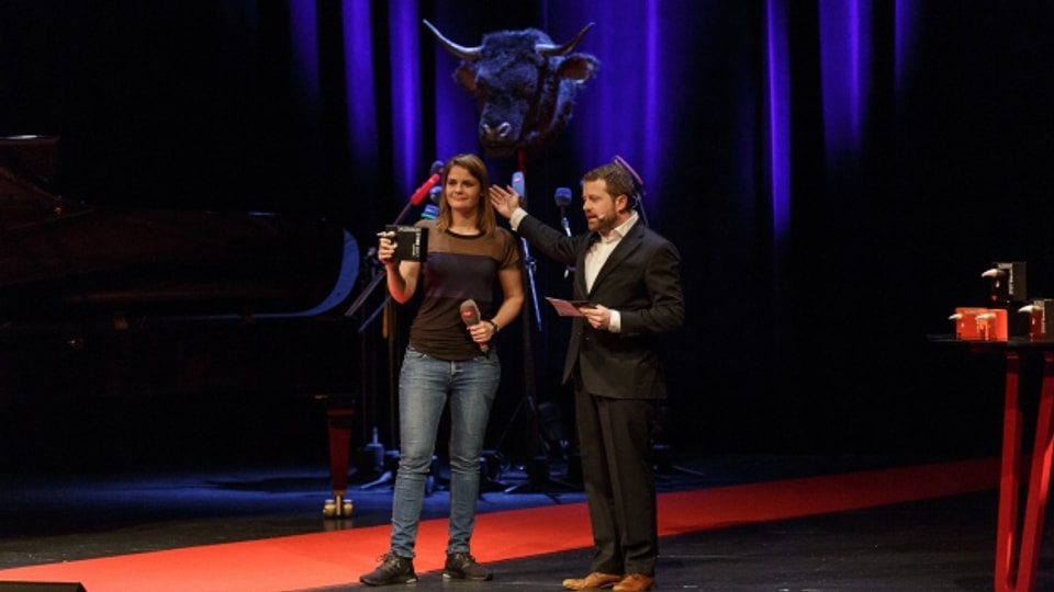 Hazel Brugger erhält von Moderator Gabriel Vetter den Salzburger Stier 2017 überreicht