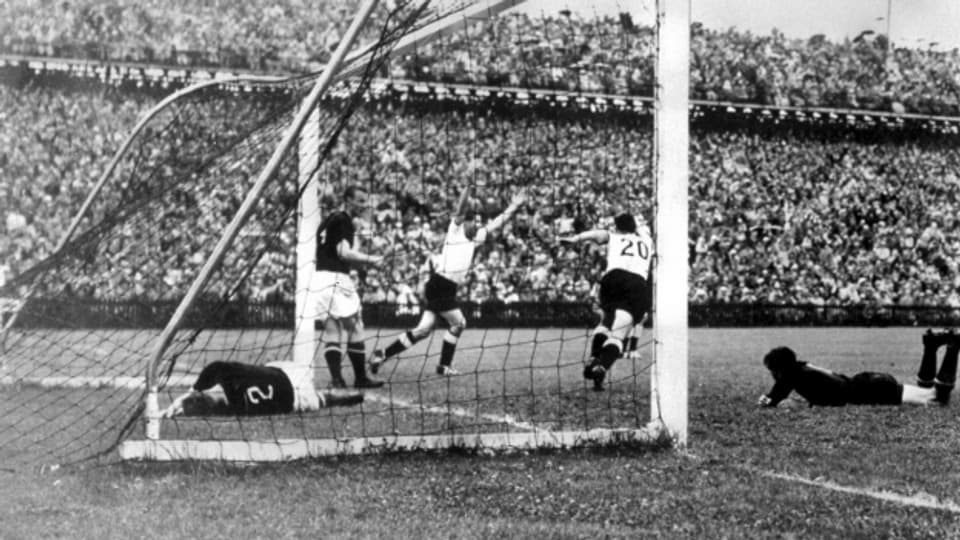 Bern am 4. Juli 1954: Im Endspiel um die Fußball-Weltmeisterschaft spielt Deutschland gegen Ungarn.