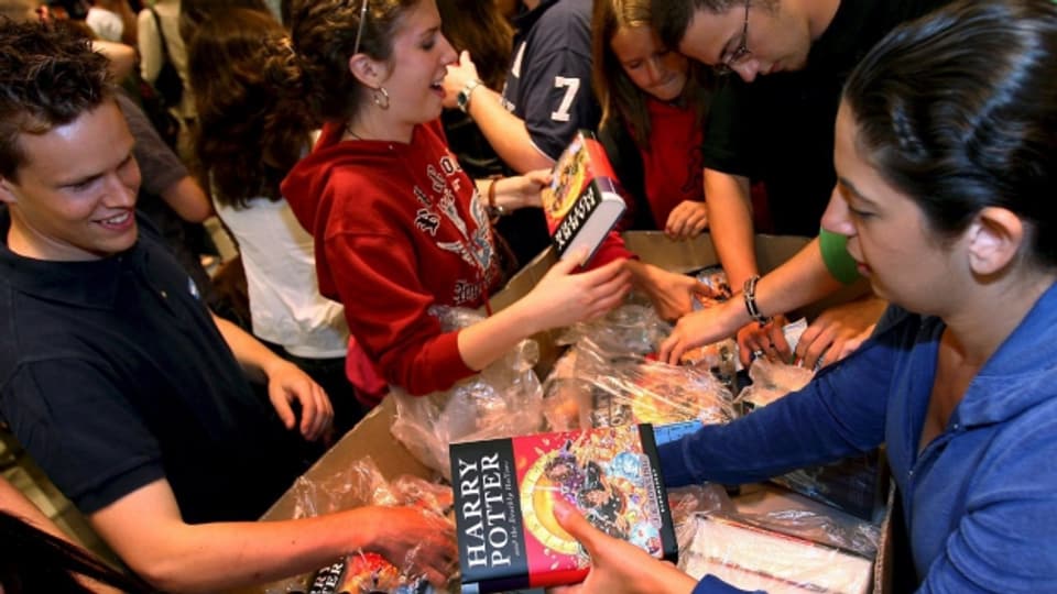 Heiss begehrt: Harry Potter-Fans stürmen die Läden, wann immer ein neues Buch auf den Markt kommt