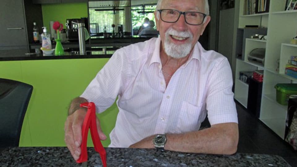Roland Kyburz und sein spezielles Crèmeschnittenmesser