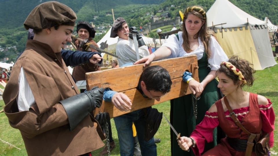 Sanft ging man im Mittelalter nicht miteinander um. Dennoch – oder deswegen? – schnuppern Historienfans gerne Mittelalterluft, wie hier an den Schweizer Ritterspielen in Bellinzona.