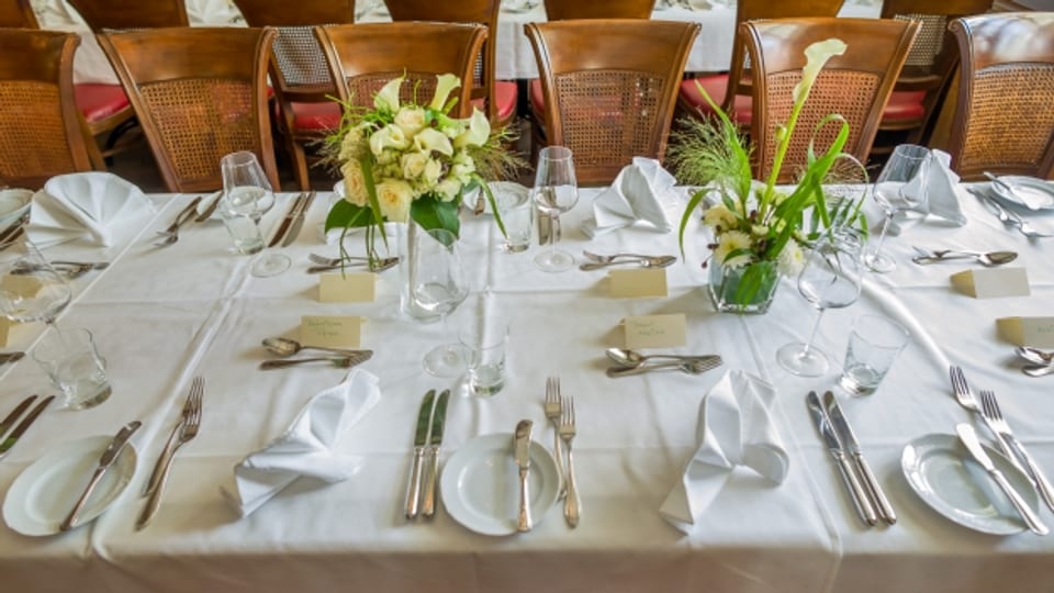 Ein perfekt gedeckter Tisch, eines von vielen Details, dass sich der Gast wohl fühlt.