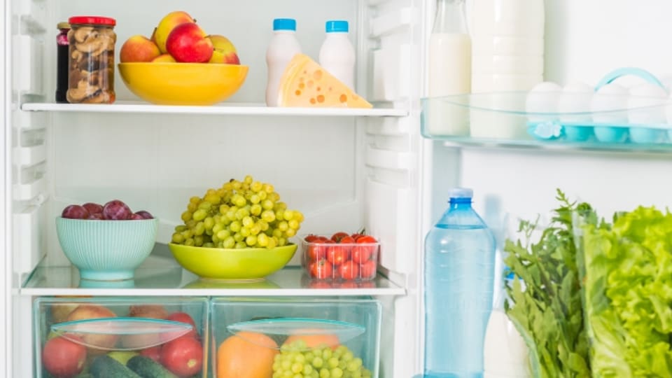 Leerer Kühlschrank regelmässig mit Essigwasser reinigen.