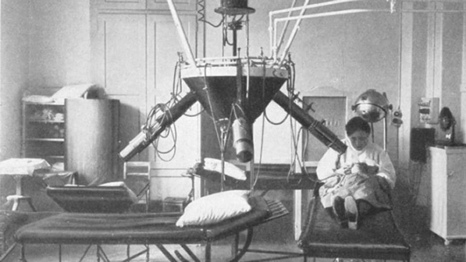 Hautklinik: Behandlungsraum des Finsen-Instituts, 1930