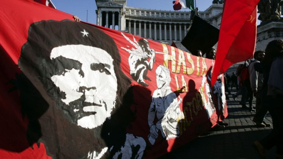 Das Konterfei von Che Guevara wird auch heute noch von Demonstranten in aller Welt getragen – wie hier an einer Anti-Kriegs-Kundgebung in Rom.