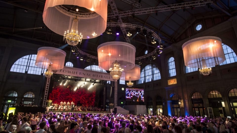 Rauschende Rhythmen für alle, die einfach tanzen wollen: die Sommerballnacht des «Migros-Kulturporzents» im Hauptbahnhof Zürich