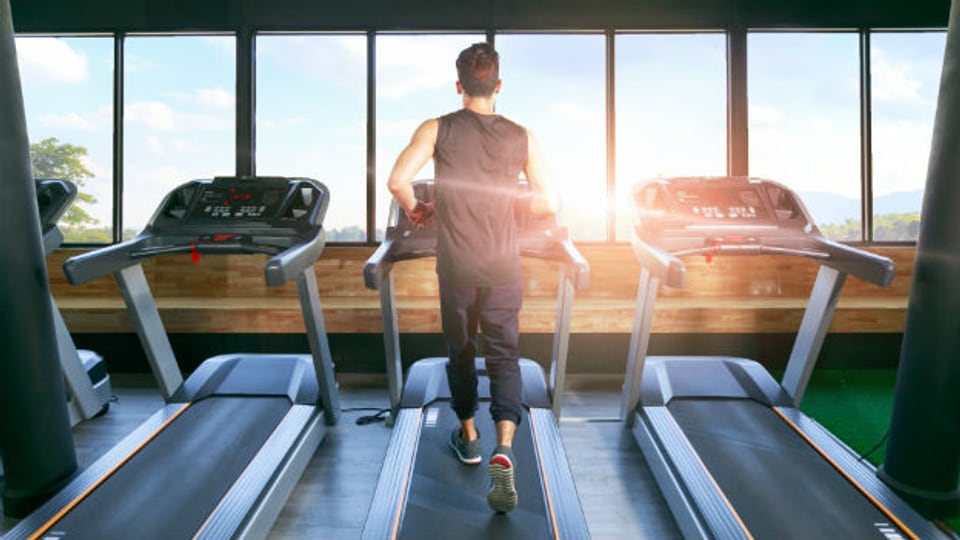 Menschliches Hamsterrad oder erfolgreiche Trainingseinheit? Jogger lieben oder hassen das Laufband.