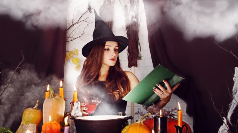 In der Nacht vom 31. Oktober auf 1. November ist Halloween. Viele Mädchen und Frauen werden sich dann wieder als Hexe verkleiden.