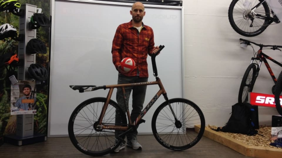 Der ehemalige Profi-Radballer Peter Jiricek mit einem Radballvelo. Der Sattel ist dort wo beim normalen Velo der Gepäckträger ist, die Reifen haben keine Schläuche und lassen sich steinhart, bis zu einem Druck von 16 Bar aufpumpen.