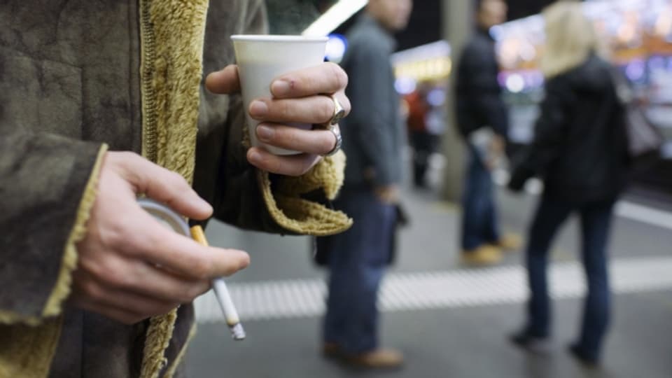 Haben Raucher an den Bahnhöfen bald ausgequalmt?