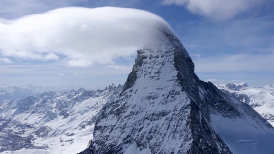 Eine Wolkenfahne am Gipfel des Matterhorns.