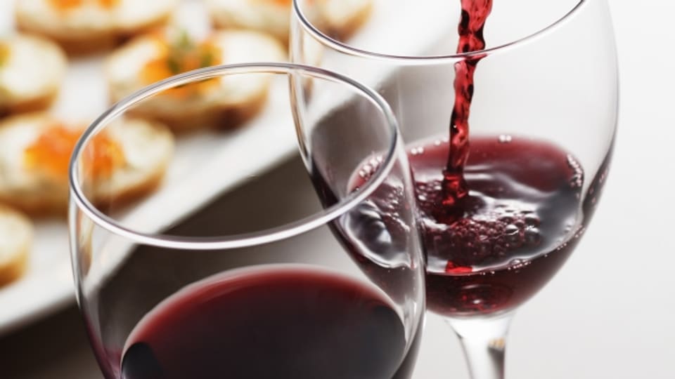 Füllen Sie das Glas bei schwerem Wein maximal bis zur Hälfte.