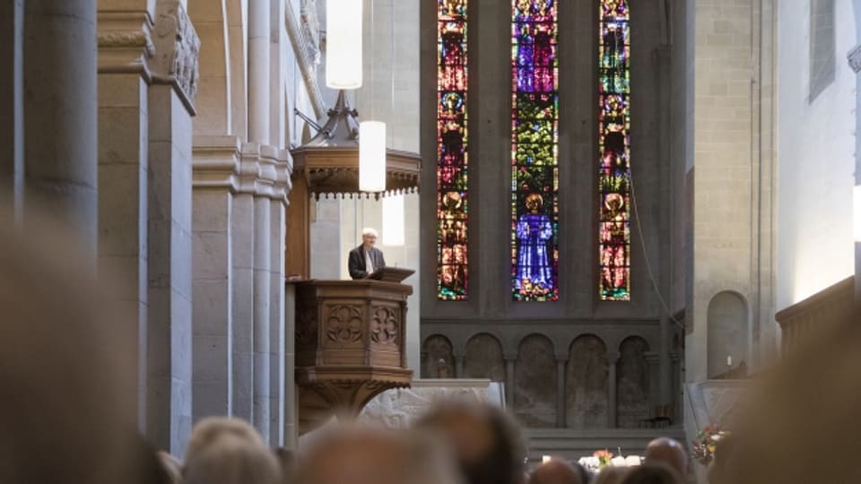 Ausser Konkurrenz: Der Schweizer Schriftsteller Adolf Muschg, predigt auf der Kanzel am Sonntag, 5. Maerz 2017 in der Grossmuenster Kirche in Zuerich am Gottesdienst zum Tag der Kranken.
