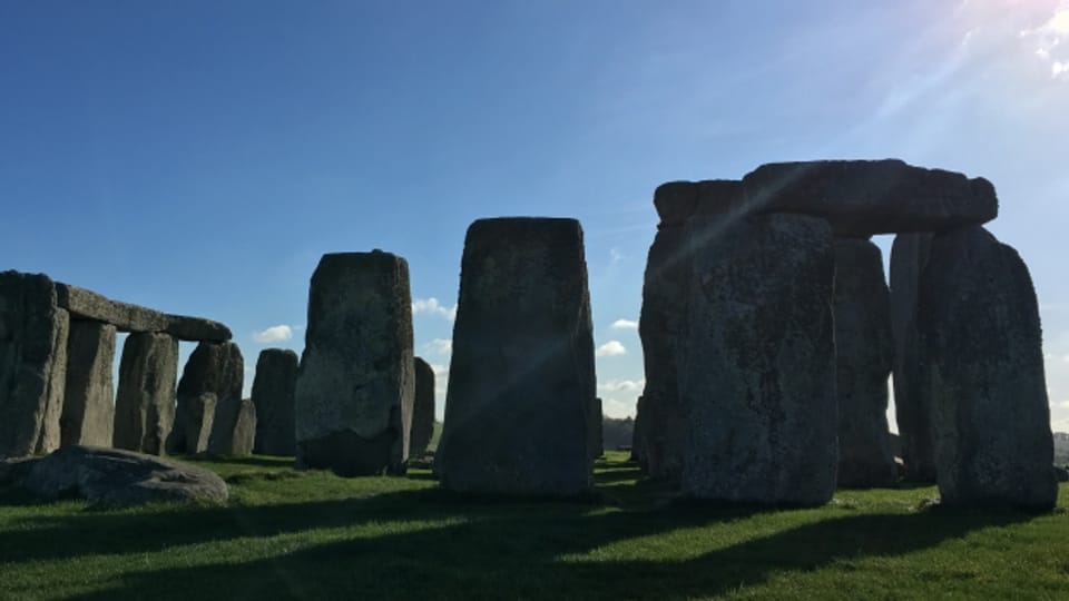 Die Steinkreise von Stonehenge, England haben tausende Jahre überlebt. Wie alt wird die Erde?