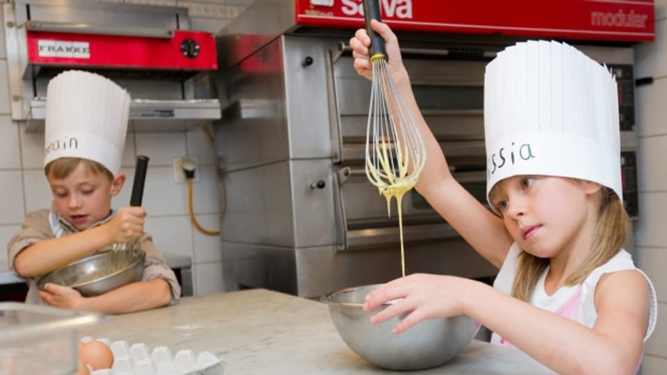 Kochen mit Kindern macht Spass. Damit die Rezepte auch gelingen, gibt es empfehlenswerte Kochbücher.
