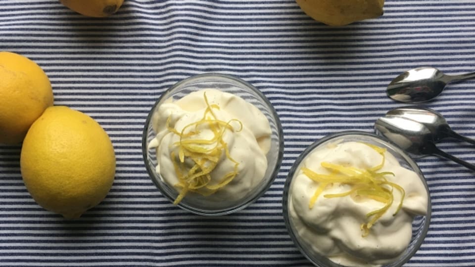 Erfrischend und schnell gemacht: Zitronige Glacé-Crème.