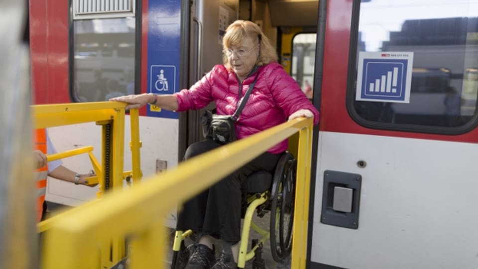 Menschen mit Behinderungen begegnen im Alltag oft Hürden. Das Aussteigen aus dem Zug ist dabei nur eine von vielen.
