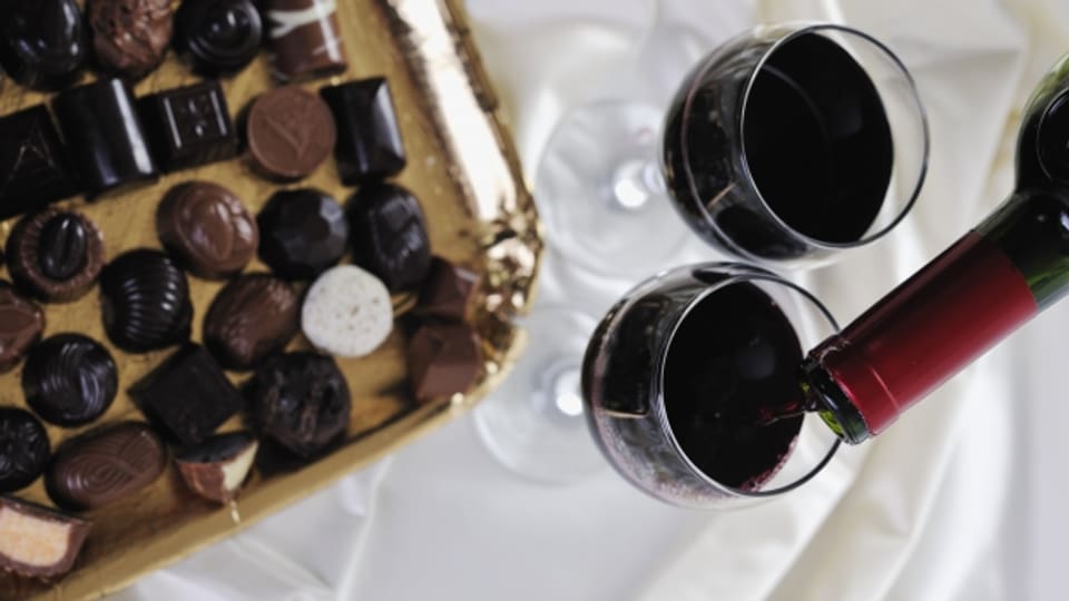 Nicht nur dunkle Schokolade passt zu Rotwein.