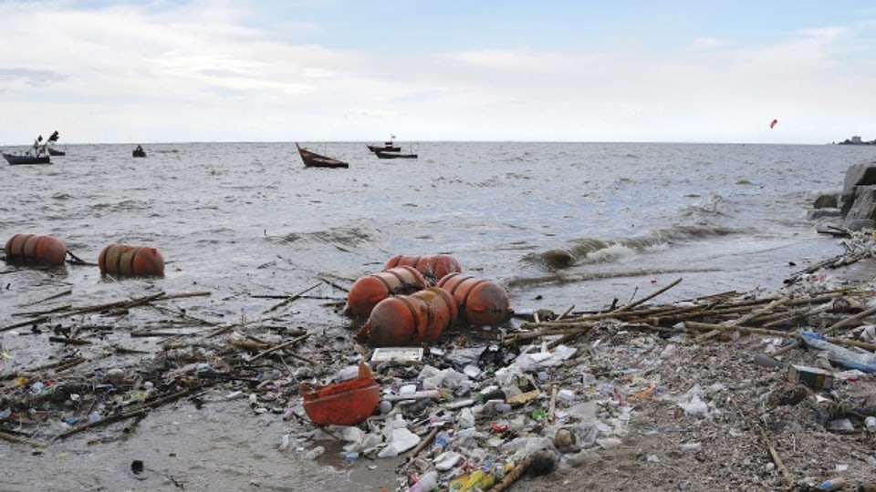 Mikroplastik entsteht auch durch das Aneinanderreiben von Plastikabfällen im Meer.
