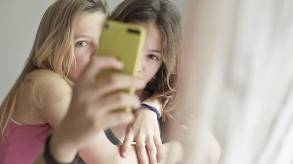 Selfies machen – nur eine von vielen Möglichkeiten, wie Jugendliche ihr Smartphone nutzen.