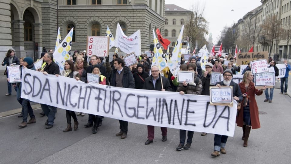 Die Redaktion der SDA streikt, um gegen einen massiven Stellenabbau zu protestieren. So etwas kommt in der Schweiz selten vor.