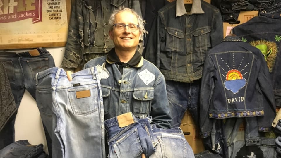 Seit 43 Jahren sammelt Ruedi Karrer Jeans aus aller Welt.