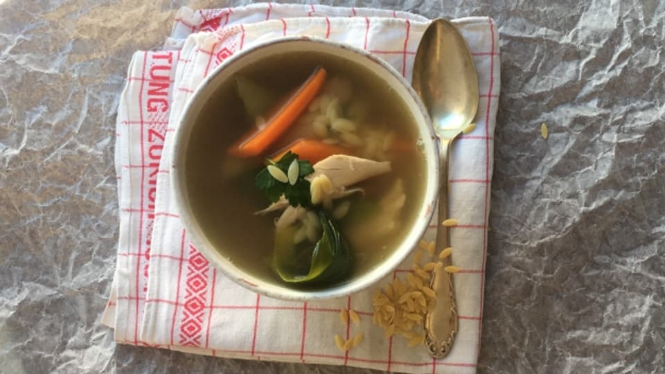 Diese Suppe gibt Schub - Hühnerbrühe mit Fleisch vom Suppenhuhn, Gemüse und Orzo-Pasta.