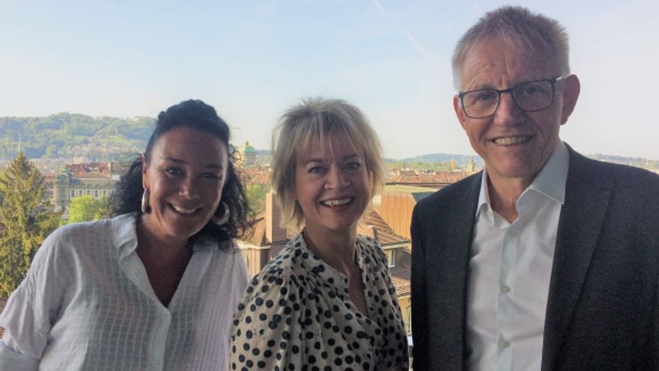 Livia Anne Richard, Daniela Lager und Hanspeter Trütsch vor dem Bundeshaus