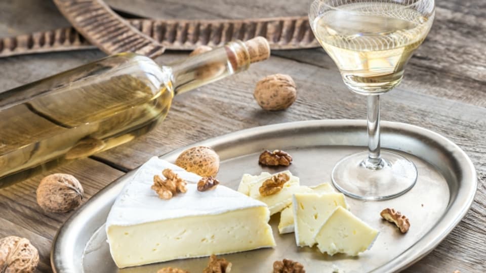Weisswein passt im Allgemeinen besser zu Käse als Rotwein.