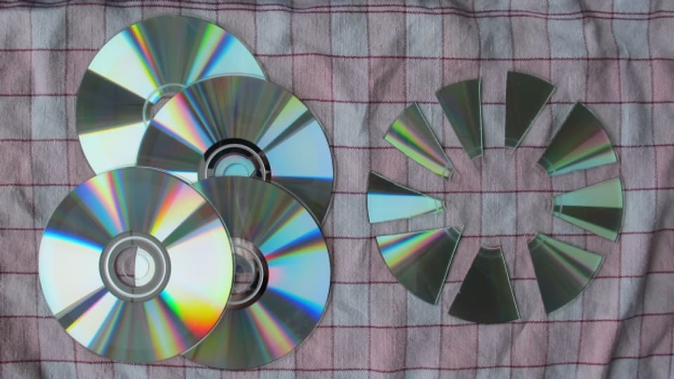 Braucht man zum Basteln CD-Stücke, kann man die Disc mit einer robusten Küchenschere schneiden.