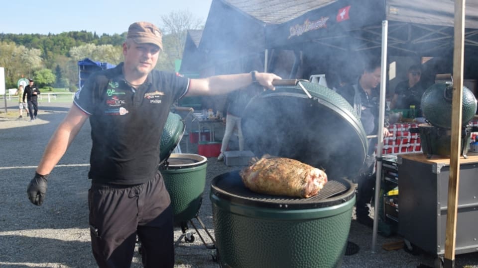 Grilleur Philipp Glauser vom Grillteam "Chläggi Brutzler"vor einem 13 kg schweren Kalbsstotzen.