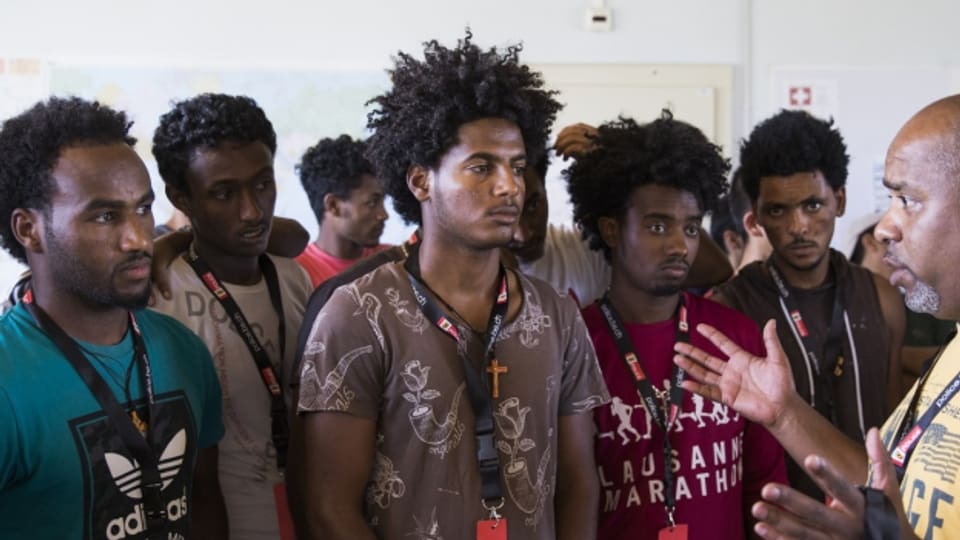 Ein Übersetzer für Asylsuchende aus Eritrea während einem Workshop der Berner Kantonspolizei in der Asylunterkunft Eschenhof in Gampelen.
