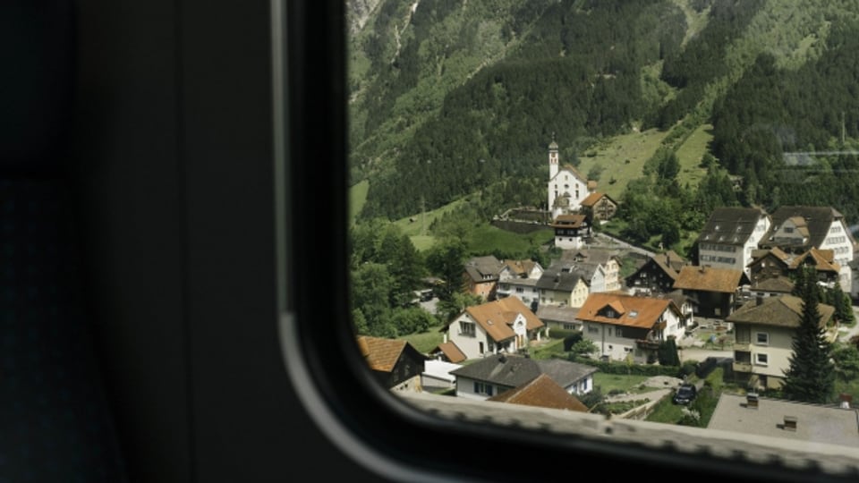 Mit dem Gotthard Basistunnel verschwindet die kleine Kirche von Wassen aus dem Blickfeld des Reisenden