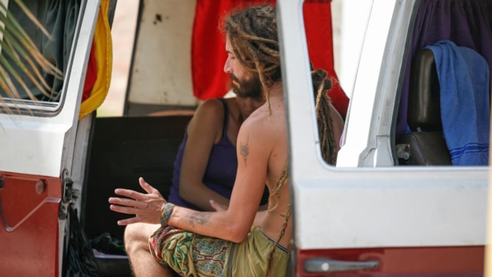 Hippies und der VW Kombi gehören zusammen