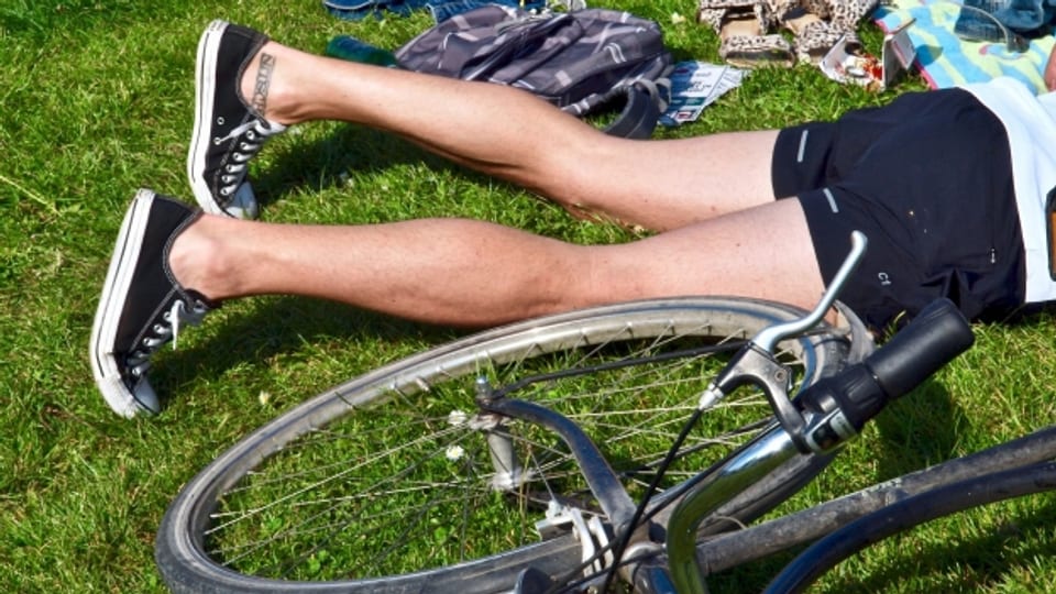 Velofahrer gönnt seinem Hintern eine Pause vom Velosattel