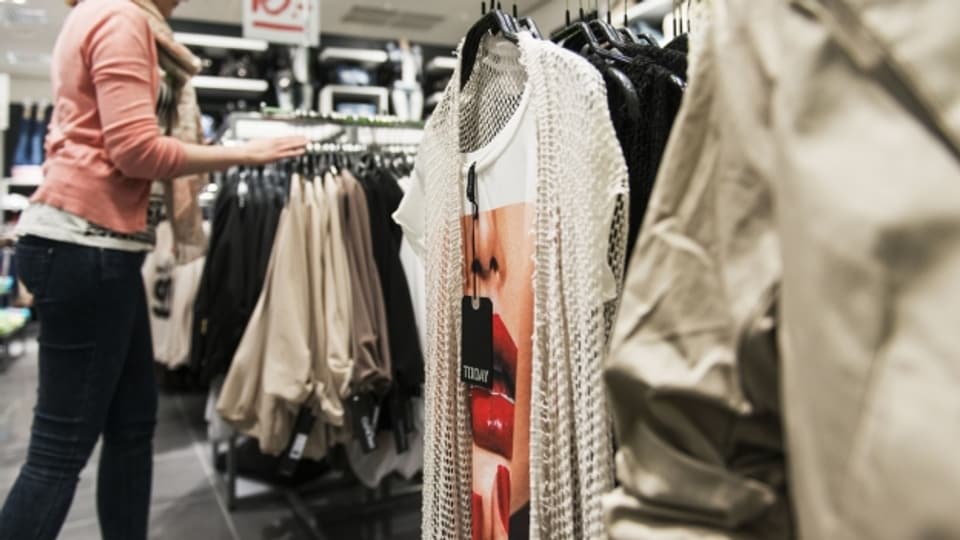 12 und mehr Kollektionen liefern Modeproduzenten an Kleiderketten.