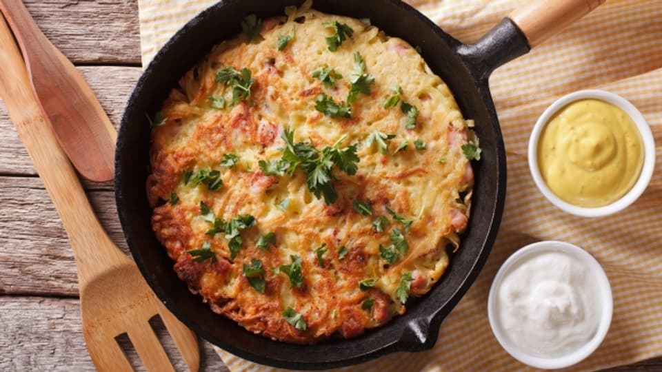 Ob aus rohen oder gekochten Kartoffeln zubereitet: Eine knusprige Kruste muss die Rösti haben