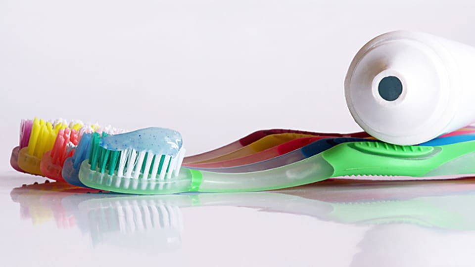 Warum heisst es auf Deutsch die Zähne «putzen», im Französischen «waschen» (laver) und im Englischen «bürsten» (brush)?