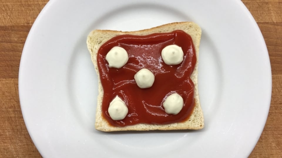 Mayo und Ketchup auf einer Scheibe Toastbrot - Für die einen Delikatesse für die anderen Bad Taste.