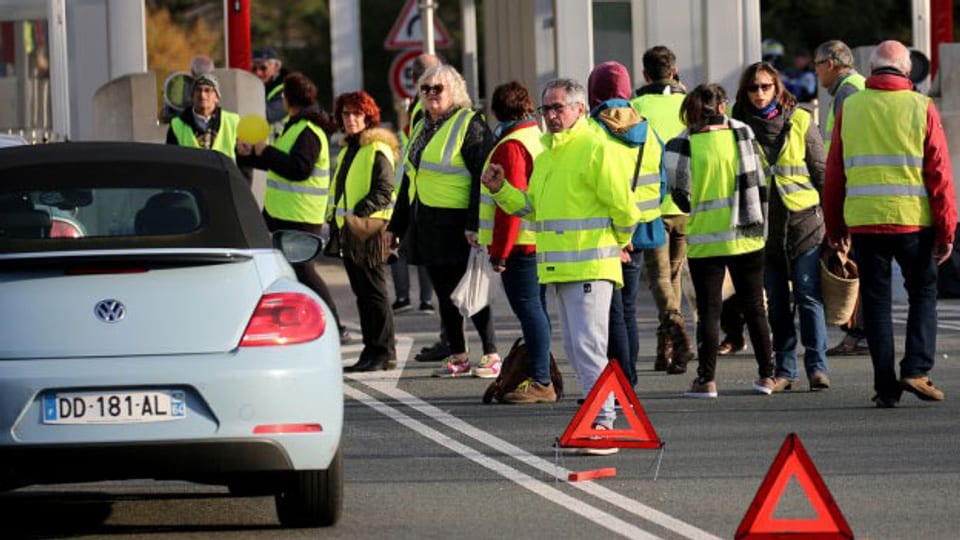 Auch in Biarritz protestieren «Gilets Jaunes» an der Zahlstelle der Autobahn.