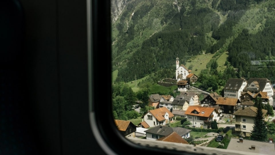 Mit dem Gotthard Basistunnel verschwindet die kleine Kirche von Wassen aus dem Blickfeld des Reisenden