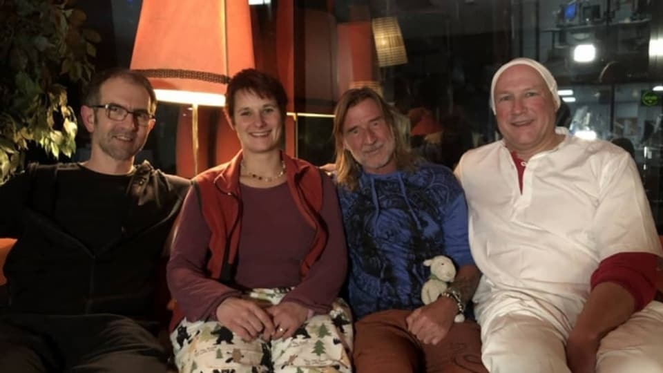 Eine heimelige Atmosphäre im Studio mit Ralph Wicki und seinen drei Studiogästen Markus Ender, Karin Lüdi und Markus Langenegger. (von links)