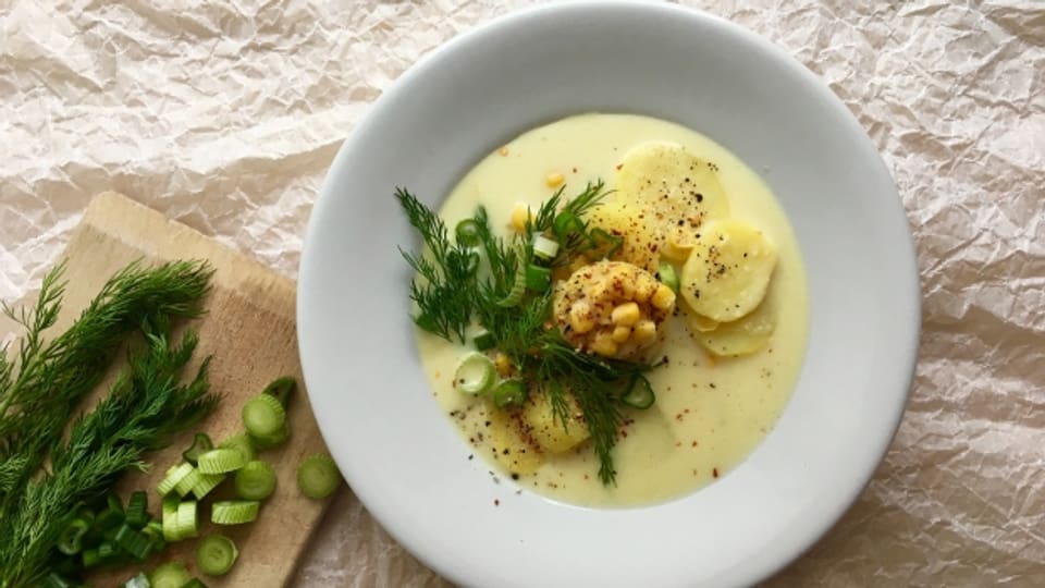 Frühling im Teller - Kartoffel-Mais-Suppe mit Frühlingszwiebel und Dill.